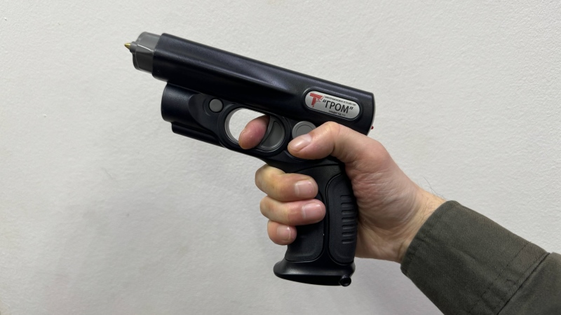 Стреляющий электрошокер в форме пистолета
