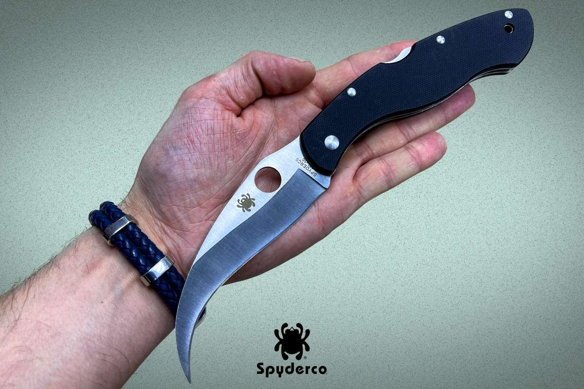 Нож Spyderco Civilian в руке