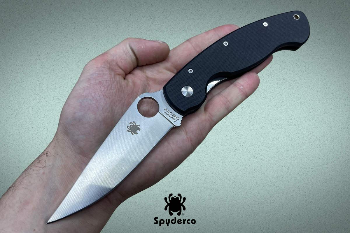 Нож Spyderco Military в руке